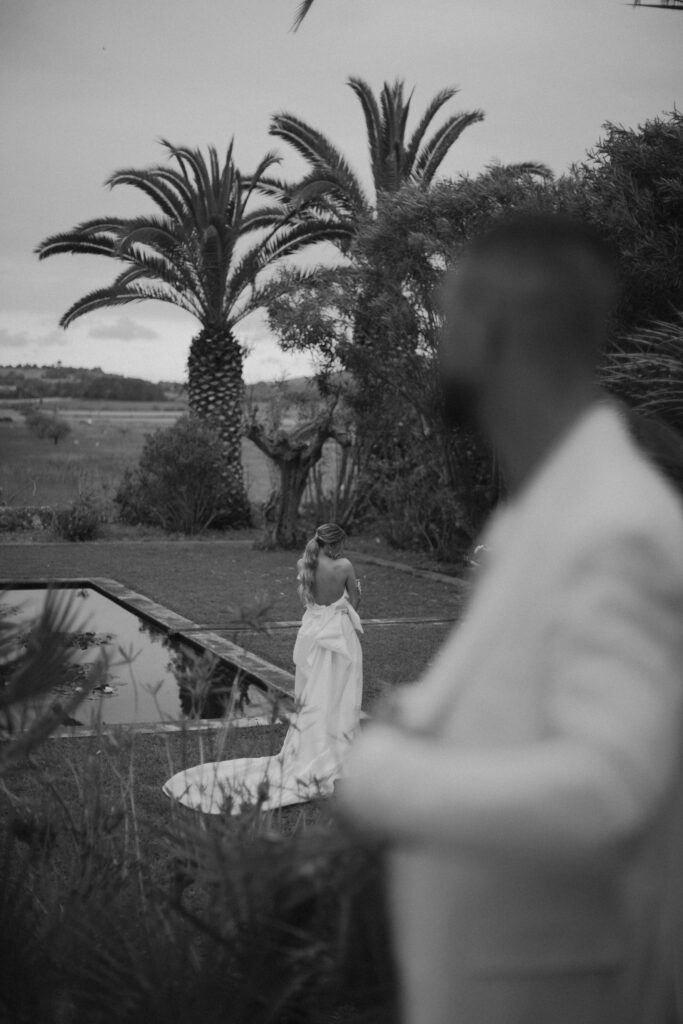 Braut am Pool unter Palmen – Destination Wedding Fotografie