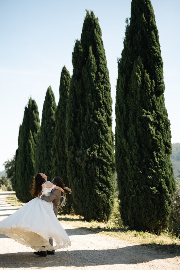 Brautpaar in einer Zypressenallee in der Toskana – Hochzeitsfotograf Italien