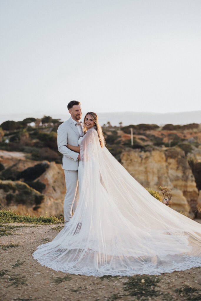 Brautpaar an den Klippen der Algarve in Portugal – Destination Wedding